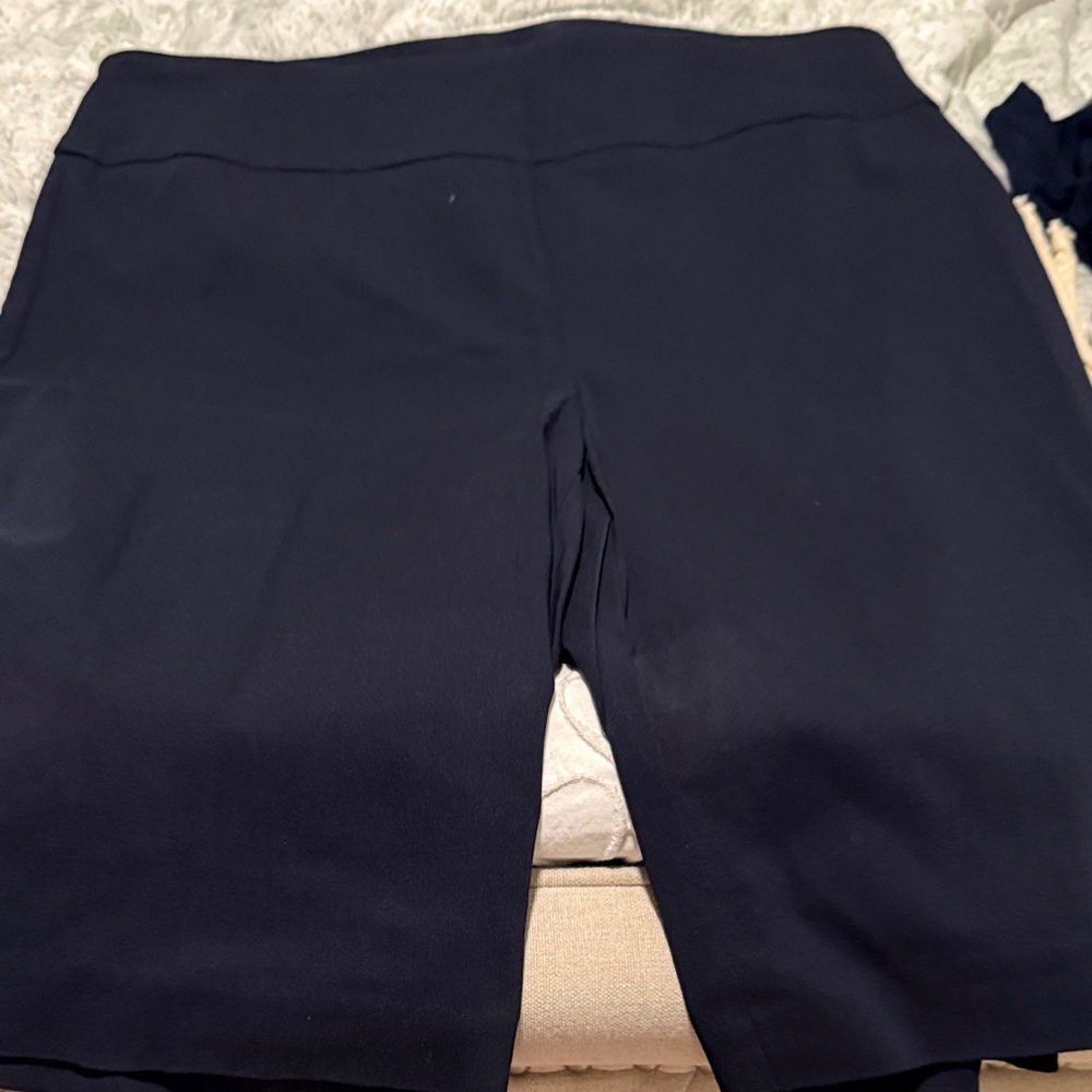 Attyre Women's navy blue Bermuda Shorts